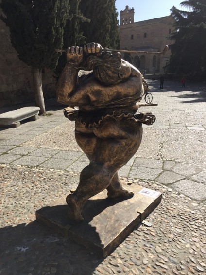 La escultura de la golfista de Xu Hongfei, el ‘Botero chino’, en Salamanca con motivo del Año Nuevo Chino