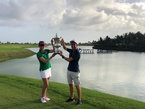 Álvaro Alonso colabora como caddie en la victoria de la mexicana Gaby López en el Blue Bay LPGA