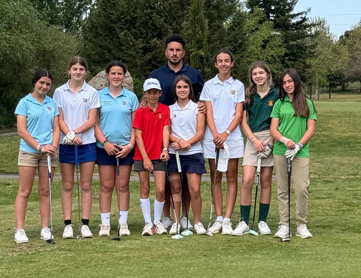 Concentración técnica de seguimiento con golfistas infantiles para fomentar su progresión